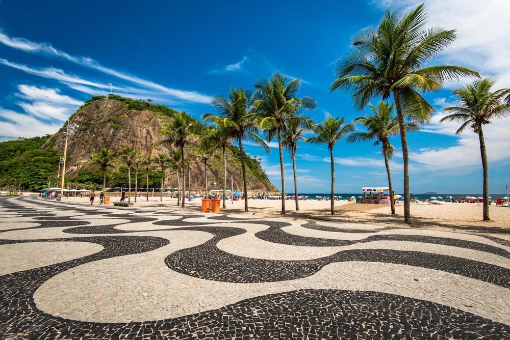 Calçadão do Leme com o desenho de ondas em pedras portuguesas