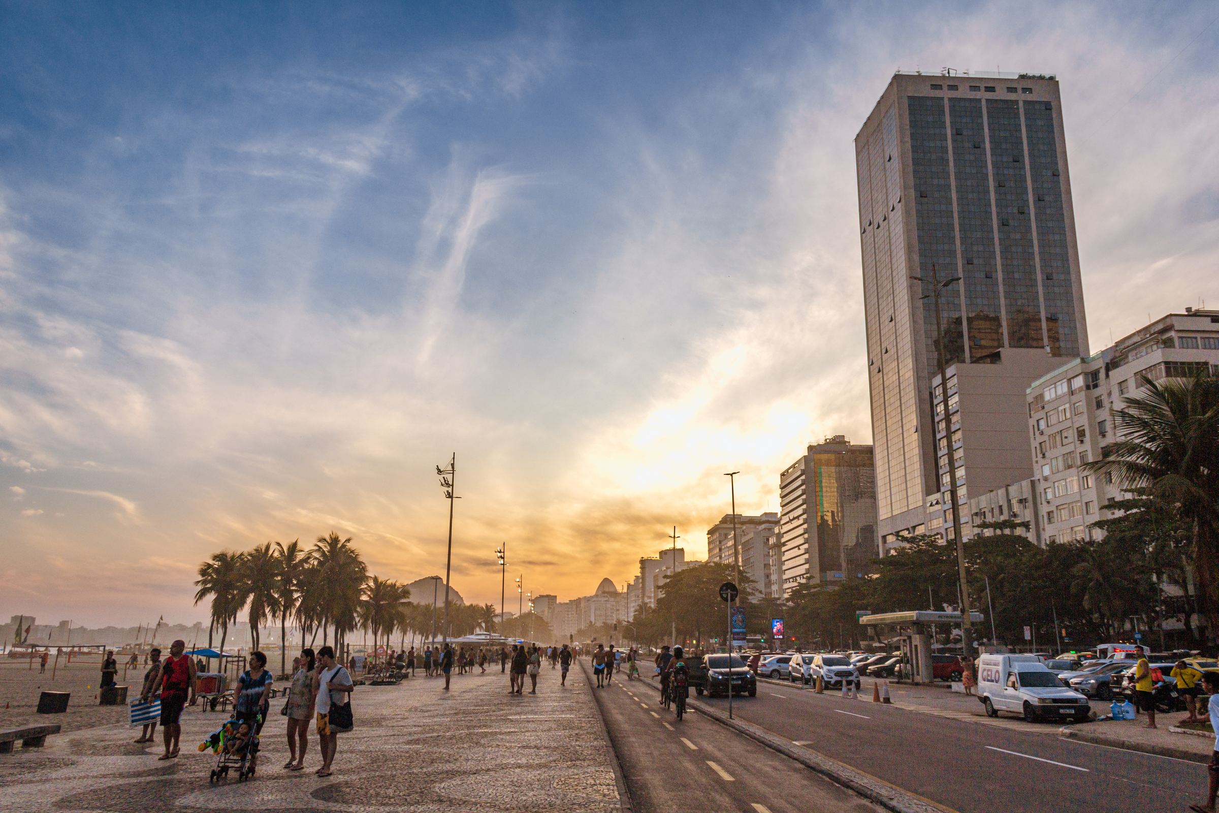 Orla do Leme ao entardecer, com o Morro do Leme ao fundo